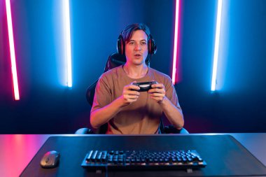 Kontrol kumandalı akıllı oyun flamasının keyfini çıkarın, modern teknoloji siber neon ışık odasında yetenekli oyuncularla çevrimiçi canlı sosyal medya grubu oyunu oynayın. Bireysel.