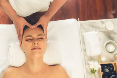 Panorama 'da kadınların stres önleyici kafa masajından ve lüks tatil beldesi veya otel spa salonundaki modern ışık ortamında yüz güzelliği eğlencelerini şımartmaktan hoşlandığı bir manzara var. Sessiz.