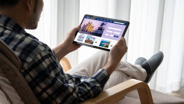 Model arama ve seyahat planlama için internet sitesi uçuş, otel ve tur rezervasyonları için anlaşma ve paket sunuyor