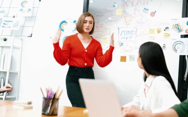 Profesyonel çekici kadın lider, modern iş toplantı odasında beyin fırtınası zihin haritalama istatistikleri ve renkli yapışkan notlar kullanarak yaratıcı pazarlama planını sunuyor. Tertemiz..