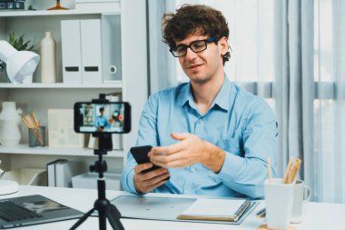 Etkilenen kişinin sunucu kanalı telefondaki yorumla cevap veriyor, bulanık akıllı telefon kayıtlarıyla çevrimiçi yayın odak portresi yayınlıyor, stüdyo ofisinde sosyal medya pazarlama planı eğitimi alıyor. Toplayıcı.