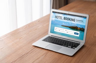 Çevrimiçi otel konaklama rezervasyon sitesi mod rezervasyon sistemi sağlar. Seyahat teknolojisi kavramı .