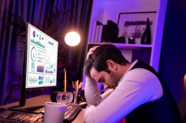 Akıllı iş adamının bitmemiş ürün satış kanalı raporuyla başı dertte. Gece geç saatlerde mor neon ışıklı odada çalışarak uzun süre analiz edilen pazar verileri kavramı. Tahmin et..