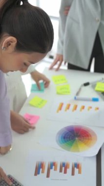 İş adamları iş projesini toplantı masasında ustaca tartışıyor. Şirket iş birliği konsepti .