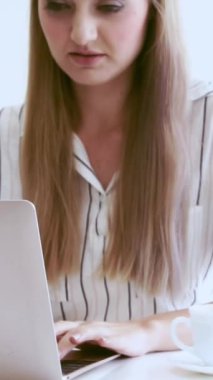 Modern ofiste çalışan sarışın bir iş kadını. İş konsepti.