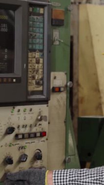 Kıdemli fabrika işçisi fabrika atölyesinde makine ekipmanının nasıl kullanılacağını öğretiyor. Endüstri ve mühendislik eğitimi kavramı .