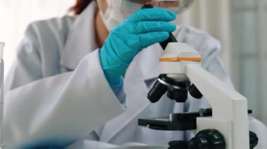 Laboratuvar araştırmacısı yeni bir ilaç geliştirir ya da tedavi eder. Laboratuvar tüpünde renkli kimyasal sıvı kullanır. Mikrobiyoloji uzmanlığı ve laboratuvar ekipmanları ile sağlık hizmetlerinin teknolojik gelişimi. Katı.