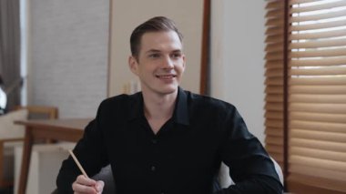 Psikolojik konsültasyon zihinsel problemde iyileşme kaydediyor, genç hasta terapi seansında, psikiyatrist de akıl hastalıkları konusunda tanı koyuyor. Zihinsel tedavi seansı. Düzenle