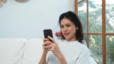 Genç bir kadın internet üzerinden alışveriş yapmak için internet üzerinden internet üzerinden internet üzerinden alışveriş yapıyor. Modern ve konforlu çevrimiçi alımlar güvenli ve uygun alışverişleri sağlar.