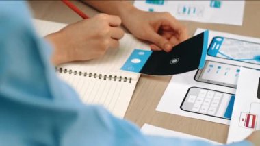 UX geliştiricisinin panorama videosu veya şirket tasarım kullanıcı arayüzü veya mobil uygulama için UI prototipi veya akıllı telefondan yazılım gösteren web sitesi yazılımı. Sinerjik