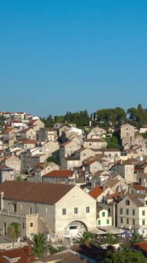 Hırvatistan 'ın Hvar kentinde yaz mevsimi - Hvar, Hırvatistan' ın Split-Dalmaçya iline bağlı Hvar adasında bir şehir ve liman. Hvar 'ın Hırvatistan' ın ticaret, kültür ve seyahat merkezi olarak uzun bir geçmişi var.