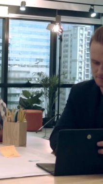 Yaratıcı iş adamları modern işyerindeki ofis masasında sohbet ediyorlar. Şirket uluslararası iş kavramı.