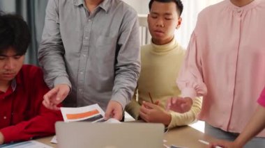 Grafik tasarımı için beyin fırtınası yapan ve renk seçimi yapan yavaş çekim tasarımcısı takımı ya da tasarımcı bürosunda krom danışmanlığı tavsiye isteyen bir müşteri. Değiştirilmiş