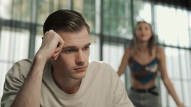 Aile krizi ve çift sorunu, finansal problemden kaynaklanan stresli durum, zihinsel sağlık sorunu, ya da sadakatsizlik. Evlilik hayatındaki hayal kırıklıkları ve hüsranlar depresyona ve boşanmaya yol açıyor. Düzenle