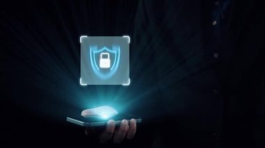 İş adamı siber güvenliğin özünü keşfeder. Siber koruma yöntemlerini, tehditleri derinlemesine araştır ve siber güvenlik duruşunu güçlendir. Siber güvenlik çağında UUID 'de gezinmek için gerekli