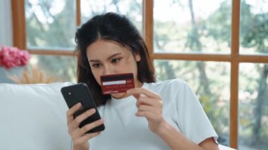 Kadın alışverişi ya da internet pazarında online ödeme modern yaşam tarzı için satılık eşyalar arıyor ve canlı siber güvenlik yazılımı tarafından korunan cüzdandan çevrimiçi ödeme için kredi kartı kullanıyor