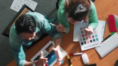 Zeki insanların kağıt fırlatıp finansal dökümanlar ve etrafa dağılmış borsa analiz kağıtlarıyla toplantı masasında beşlik çakması. Ekibin hava görüntüsü projeyi kutluyor. Sempozyum.