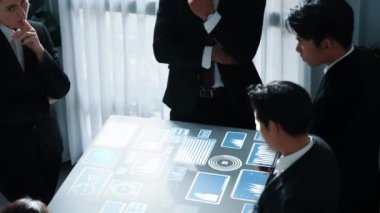 İş adamları grubunun toplantı sırasında veri analizi istatistikleri veya pazarlama yatırım grafiği hologramıyla pazarlama stratejisi hakkında tartışıp beyin fırtınası yaptığına dair üst düzey bir bakış açısı. Müdürlük.