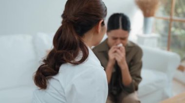 Destekleyici ve rahatlatıcı eller depresif hastayı neşelendiriyor ya da empati kurarak stres yapıyor. Psikolog, Vivancy Kliniği 'nde stresli ve üzgün bir hastaya güven veriyor..
