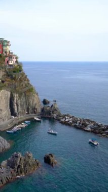 Manarola Köyü, İtalya 'nın Cinque Terre Sahili. Manarola, İtalya 'nın kuzeyindeki Liguria eyaletinin La Spezia eyaletine bağlı küçük bir kasabadır..
