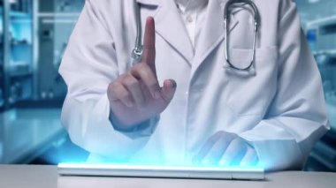 Laboratuvarda yüzen insan anatomisini araştıran ve işaret eden yetenekli doktorlara yaklaş. Tüm vücudu kontrol ederken klavye yazıp verileri analiz eden bir tıp çalışanı. İyileştirici.