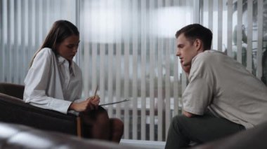 Psikolojik konsültasyon zihinsel problemde iyileşme kaydediyor, genç hasta terapi seansında, psikiyatrist de akıl hastalıkları konusunda tanı koyuyor. Zihinsel tedavi seansı. Düzenle