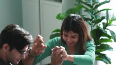 Yöneticinin başarılı bir fikri kutlamak için iş ekibiyle beşlik çakması ve bir grup pazarlama ekibinin fikri tartışması ve açıklaması. Akıllı ekip başarılı ürünü kutluyor. Sempozyum.