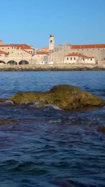 Hırvatistan 'ın Adriyatik Denizi kıyısındaki Dubrovnik Eski Kasabası - Hırvatistan' ın önde gelen tatil beldesi. Dubrovnik 'in eski kenti 1979 yılında Hırvatistan' ın UNESCO Dünya Mirasları listesine alındı.