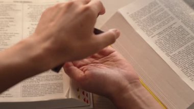 Yavaş çekimde kutsal haçı diğerine teslim etmek Katolik inancı dönüşümünün bir göstergesidir. Hristiyan takipçi diğerini dönüştürüyor. Aşkın ve fedakârlığın sembolü olarak haç ve İncil 'i veriyor. Filizlenen