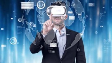 Yetenekli bir iş adamı küresel iletişim hologramını işaret edip kontrol ediyor. VR gözlüklü akıllı proje yöneticisi küresel ağ bağlantısı hologramıyla bakıyor ve bağlantı kuruyor. Aygıt.
