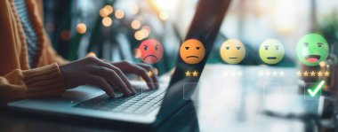 İş adamı müşteri memnuniyet değerlendirmesi verilerini analiz eder ve hizmet kalitesini artırmaya çalışır. Müşteri memnuniyeti ve sadakatini arttırmak için koz değerlendirmeleri. EIDE