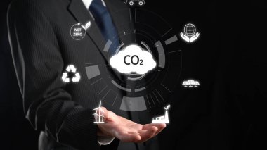 İş adamı CO2 emisyonlarını azaltmak için girişimlerde bulunuyor ve net sıfır hedefliyor. Daha yeşil bir gezegenin karbondioksitini azaltarak sürdürülebilirliğe olan bağlılığını gösteriyor. FaaS