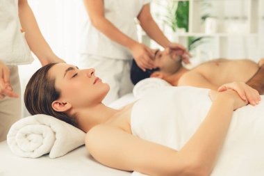 Kafkasyalı çift stres önleyici kafa masajının keyfini çıkarıyor ve lüks otellerde ya da otel spa salonlarında gündüz kaplıcalarında yüz güzelliği eğlencelerini şımartıyor. Sessiz.