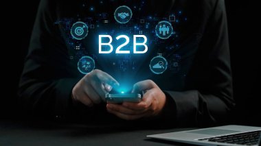 İş adamı B2B peyzajında geziniyor, iş-iş bağlantılarını geliştirmek için kullanım teknolojisi kullanıyor. B2B etkileşimini yeniden şekillendiren keşifler, iş-iş stratejilerinde yenilikleri yönlendiren araçlar. Kullanıcı Kimliği