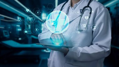 Doktorun laboratuvar önlüklü, elinde tıbbi haçlı tablet olan fotoğrafını çek. Yetenekli bir tıp çalışanı, teknolojik yenilikler kullanarak teşhis verilerini araştırıyor ve acil servisleri kontrol ediyor. İyileştirici.