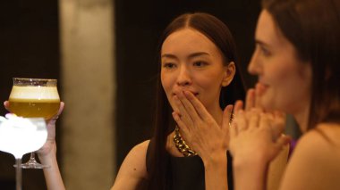 Lüks tezgah barında votka kokteyli içen güzel bir kadının tadını çıkarın. Arkadaşlarla kadeh kaldırın. Gece hayatı lüksünün özünü yakalayın. Vinosity.