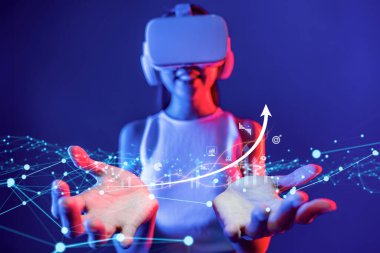 İş adamı iş büyümesi için ölçümleri değerlendirir, genişleme hedefleri koyar. Yenilik ve strateji yoluyla sürekli iş büyümesini teşvik etme kavrayışları. FaaS