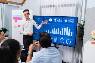 Ofiste sunum ya da analist ekibiyle toplantı odasında mali verileri analiz etmek için BI Fintech 'i kullanmak. İş adamları stratejik planlama için TV ekranında BI gösterge panelini inceliyor.