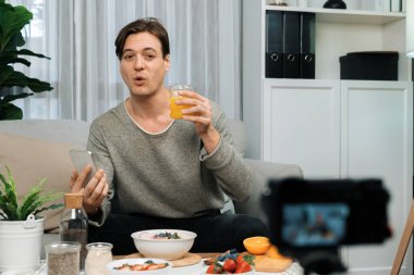 Akıllı beslenme yayın kuruluşu, taze yoğurt sosu, meyve suyu ve portakal suyu içeren sağlıklı besin seçimi sunarak, her öğünde vitamin ve lif kullanımını açıklıyor. Bireysel.