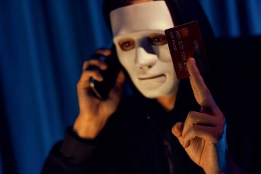 Kredi kartı sahibini arayıp gizli bilgilerle tehdit etmek için beyaz suçlu maskesi. Tüm veritabanları, güvenlik ihlali yapmaya çalışarak şifre şifreleme yapmak için. Bireysel.