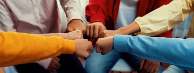 Girişimci şirket çalışanlarının el ele dizilmesi başarılı bir iş ortaklığı grubunu ve panoramik afişte kamu işyerinde güçlü bir birlik takım çalışmasını sembolize ediyor. Sinerjik