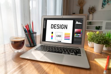 Web sayfasının modern tasarımı ve bilgisayar ekranında gösterilen ticari reklamlar için grafiksel tasarımcı yazılımı