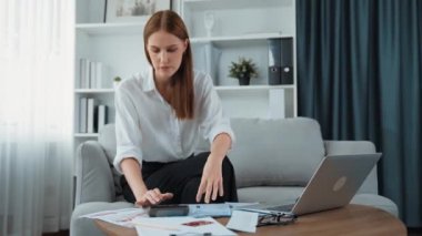 Kadın internet pazarından gelen borç yığınını modern yaşam tarzı olarak hesaplıyor ve prim siber güvenlik yazılımı tarafından korunan cüzdandan çevrimiçi ödeme için kredi kartı kullanıyor