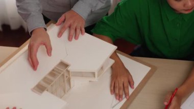 Mimari ekipman incelemesi kullanarak yavaş çekim ev tasarımcısı ve müşteri veya müşteriyle birlikte mimari ev modeli tasarım örneklerini ölçer. Değiştirilmiş
