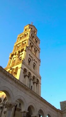 Diocletians Sarayı, Split, Hırvatistan - Diocletian Sarayı Hırvatistan 'ın tarihi merkezinde İmparator Diocletian için inşa edilmiş antik bir saray. Bu, Hırvatistan 'ı ziyaret eden insanların ilgi odağı oldu..