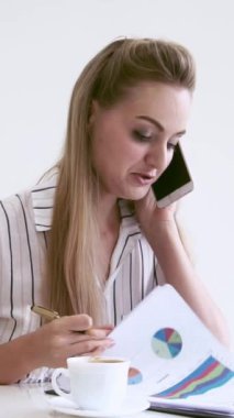 Modern ofiste çalışan sarışın bir iş kadını. İş konsepti.