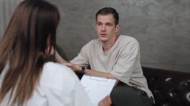 Psikolojik konsültasyon zihinsel problemde iyileşme kaydediyor, genç hasta terapi seansında, psikiyatrist de akıl hastalıkları konusunda tanı koyuyor. Zihinsel tedavi seansı. Düzenle