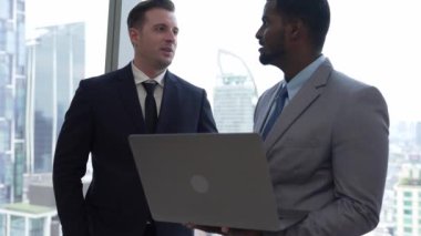 Şehir siluetine bakan süslü ofis, çeşitlilik uzmanlığı iddialı iş genişletme veya stratejik pazarlama tartışmaları. Finansal danışman, danışmanlık sektörü öngörüleri ve fikir verir