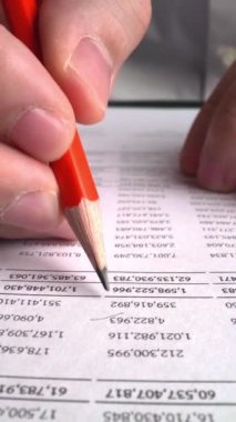 Muhasebeci, ofis masasındaki kağıt torpido gözünde iş pazarlama verilerini analiz ediyor. Şirket finans ve para muhasebe kavramı.