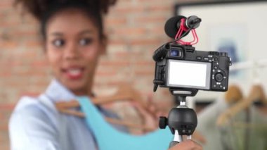 Arka plan görüntüsü, kamera ekran kaydedicisi kadın nüfuzcusu canlı yayın video görüntüsü görüntüleme kritik sosyal medya ya da blog 'u gizliyor. İnternetteki pazarlama yayını için giysi stüdyosu ışıklandırması olan kız.